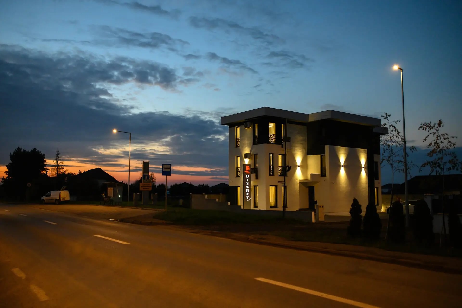 Vederea exterioară a Hotel Vila Discret de pe stradă.