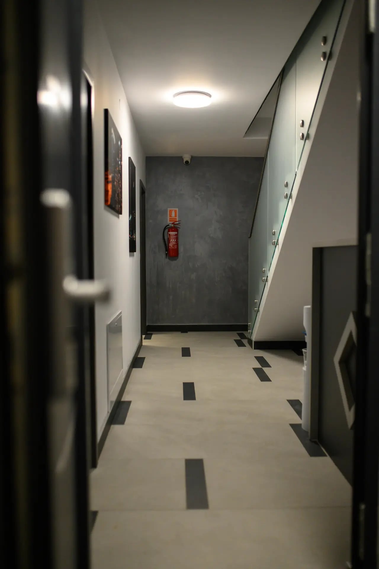 Holul camerelor cu decorațiuni moderne.