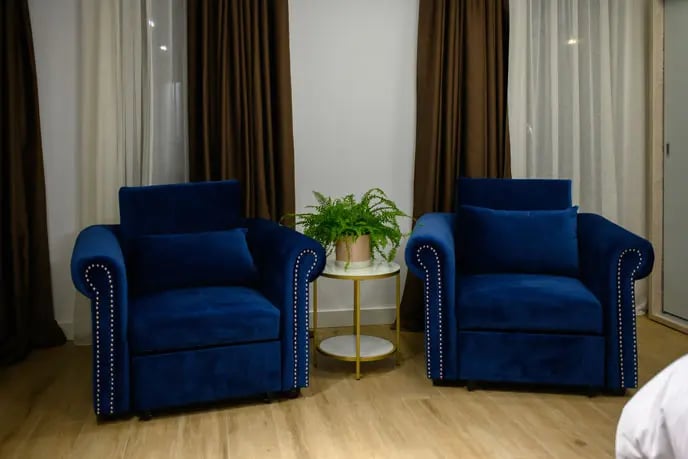 Prima zona de relaxare din cameră.
