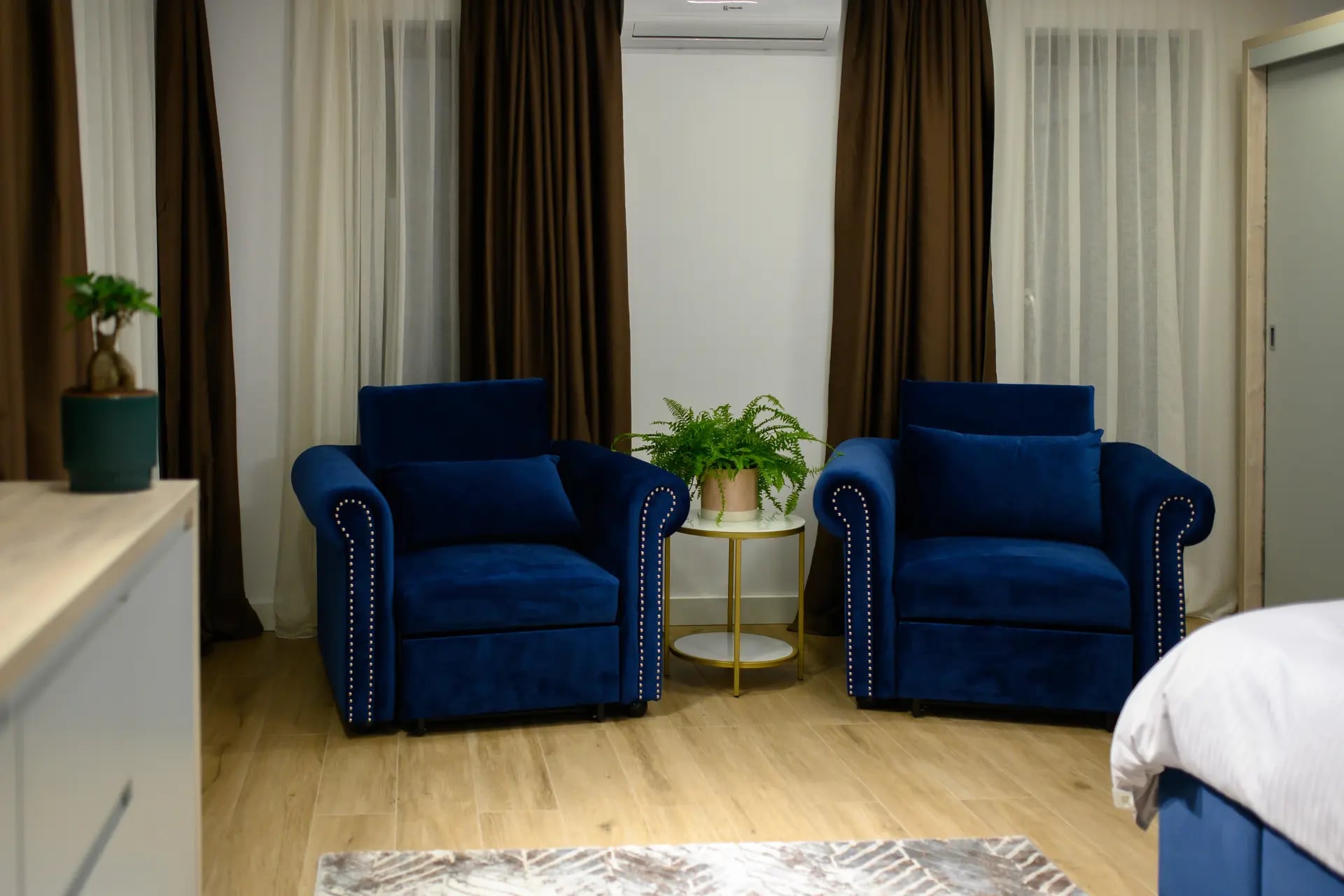Zona de relaxare din cameră cu scaune confortabile.